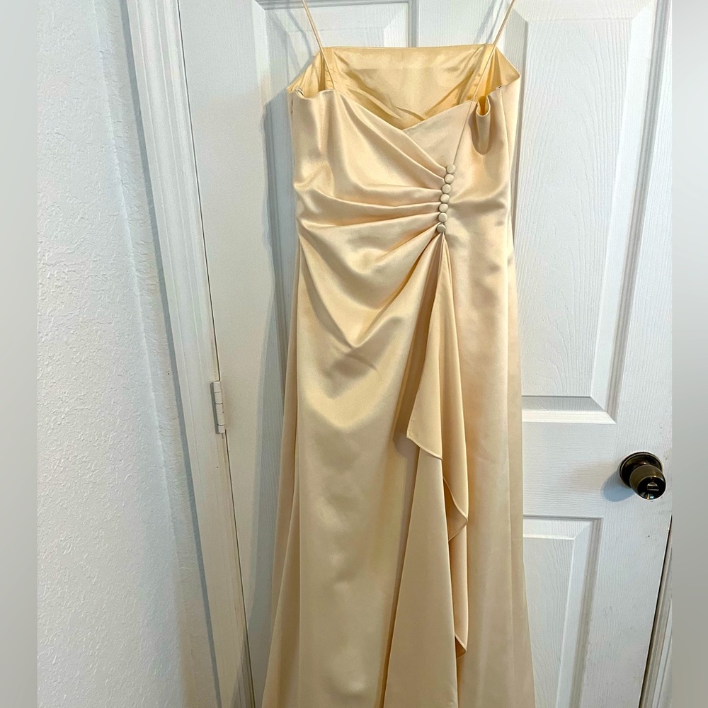 Niki Livas - gown satin cream color size 4 - Picture 1 of 9